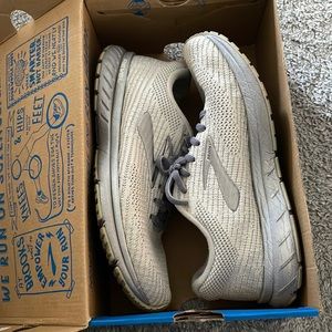 Women’s Brooks | Size 8